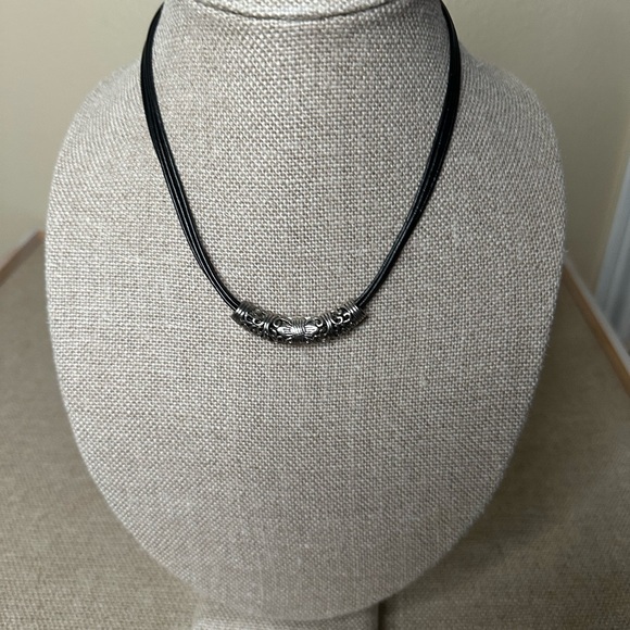 Leather band short necklace with adjustable length. - Picture 2 of 6